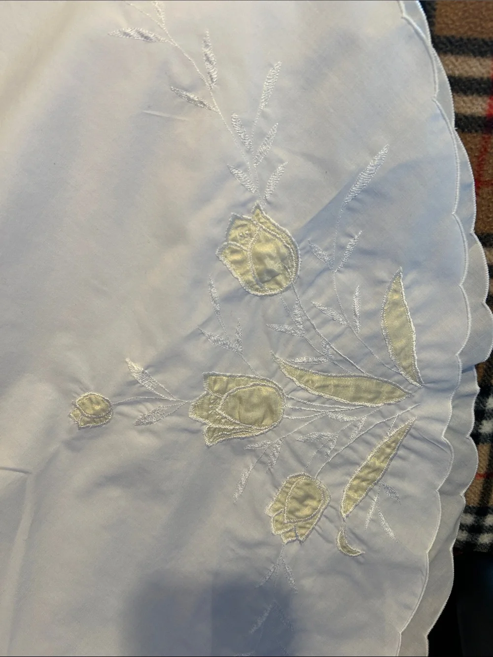 Tulip Satin Cotten Tablecloth, 64” x 101”